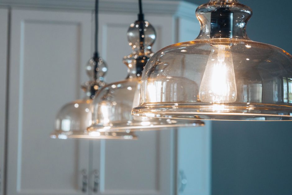 Ein stilvolles Interieur mit einer eleganten beige Pendelleuchte, die eine warme Atmosphäre schafft.